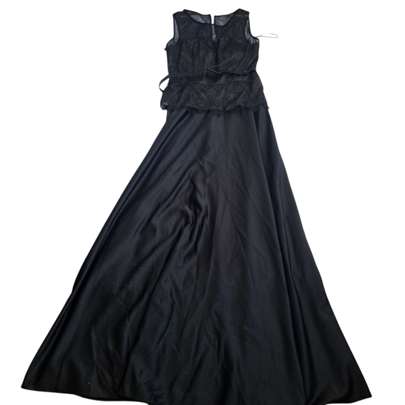Elegant Black Sleeveless Gown - Picture 1 of 9